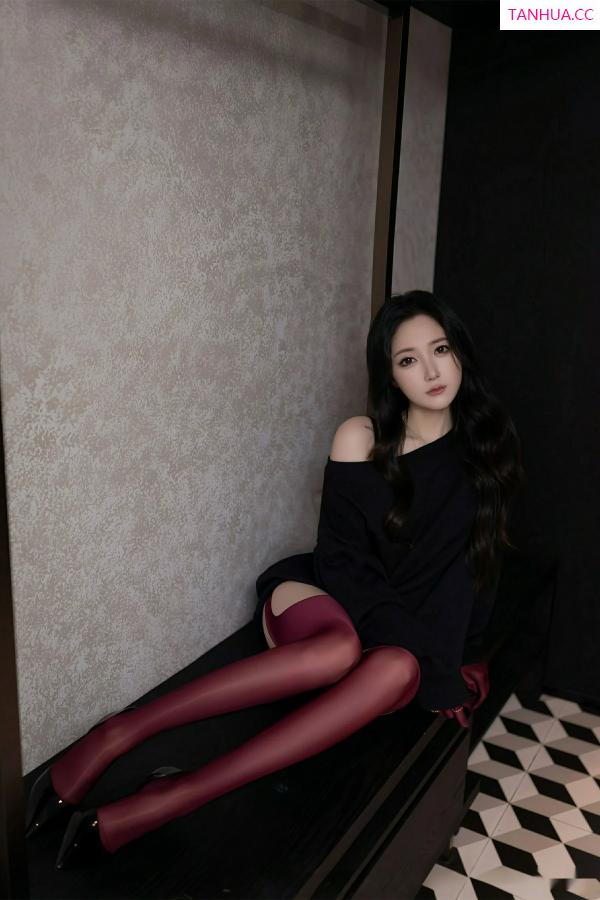 鱼子酱fish  [XiuRen]高清写真图 2025.09.19 No.10790 鱼子酱Fish 红色丝袜第10张图片
